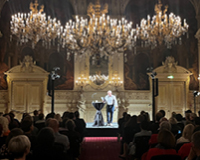 Kaminer unter den Kronleuchtern des ausverkauften Florentiner Saals im Casino Baden-Baden