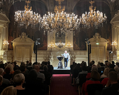 Kaminer unter den Kronleuchtern des ausverkauften Florentiner Saals im Casino Baden-Baden