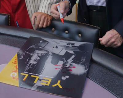 Dieter Meier signiert Yello-Platten